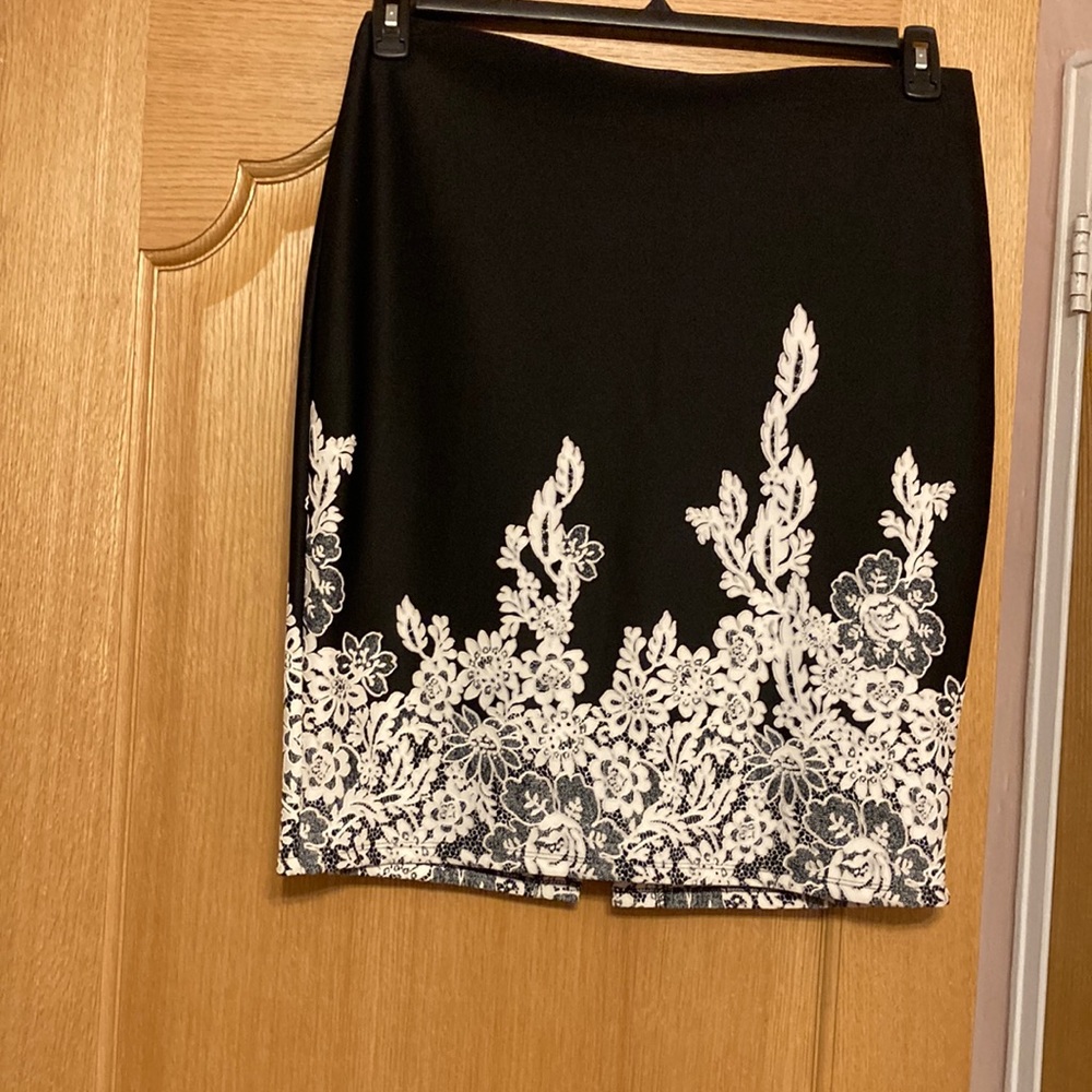 Women’s pencil skirt. Size L. Made in China. Color black and white.